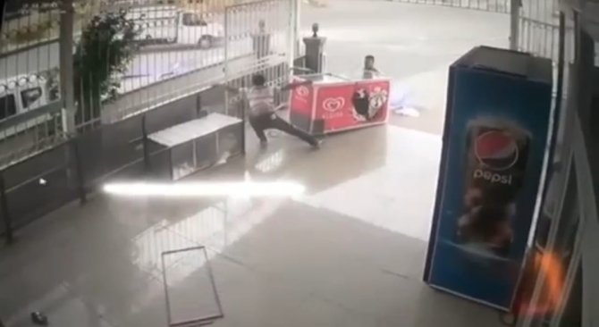 Antalya'daki şiddetli rüzgar dondurma dolabını sürükledi