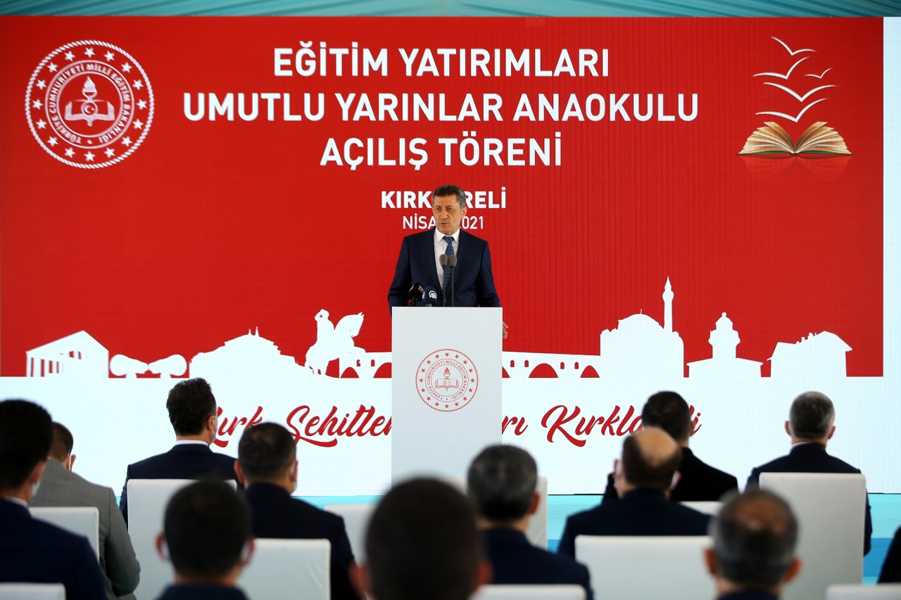 Bakan Selçuk, "Okul öncesi eğitimi alan çocuklar akranlarından 2 yıl önde oluyor"