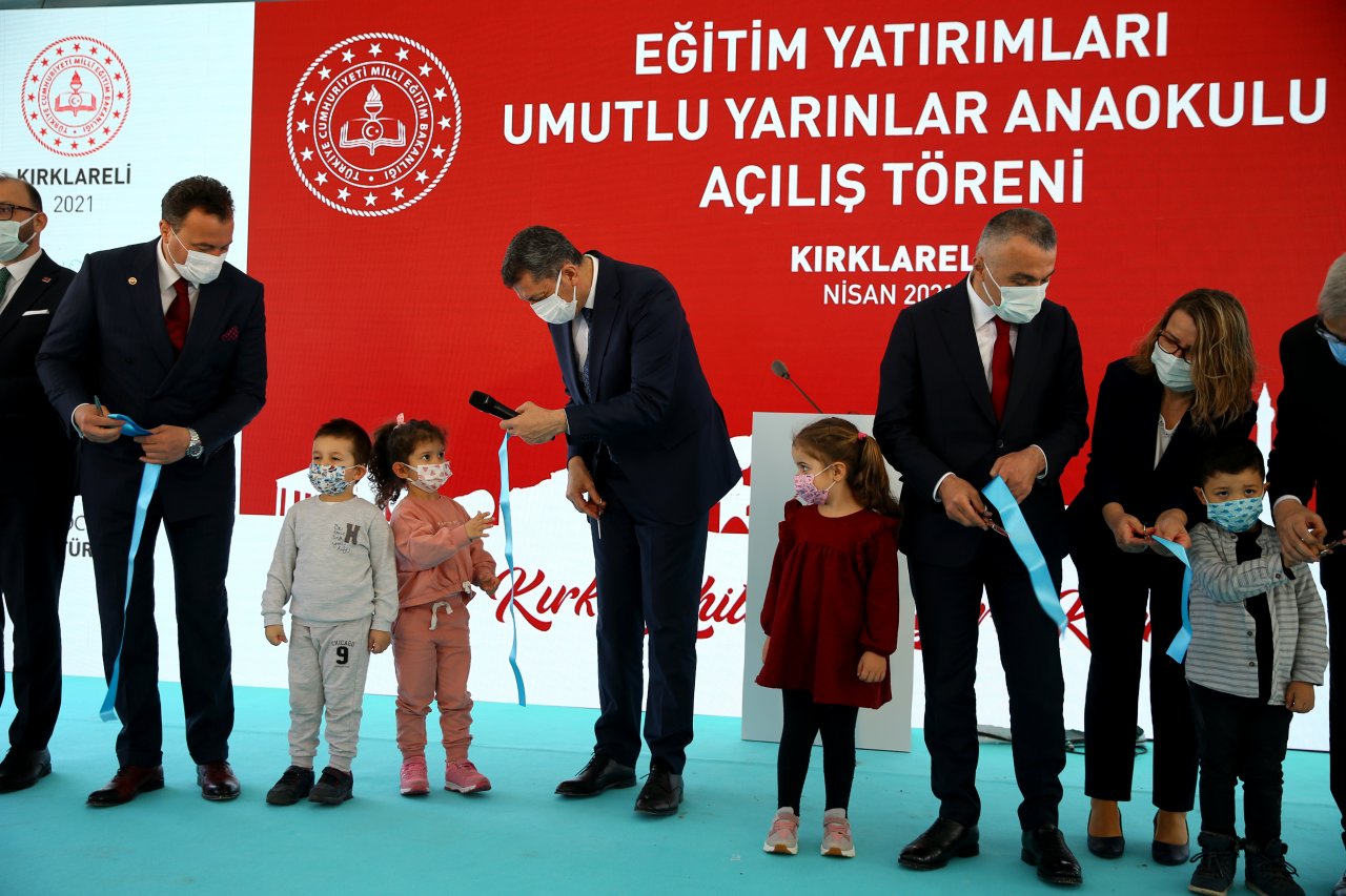 Bakan Selçuk, "Okul öncesi eğitimi alan çocuklar akranlarından 2 yıl önde oluyor"