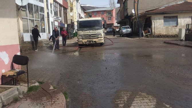 Belediye ekipleri Karlıova'da bahar temizliğine başladı