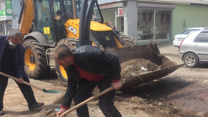 Belediye ekipleri Karlıova'da bahar temizliğine başladı