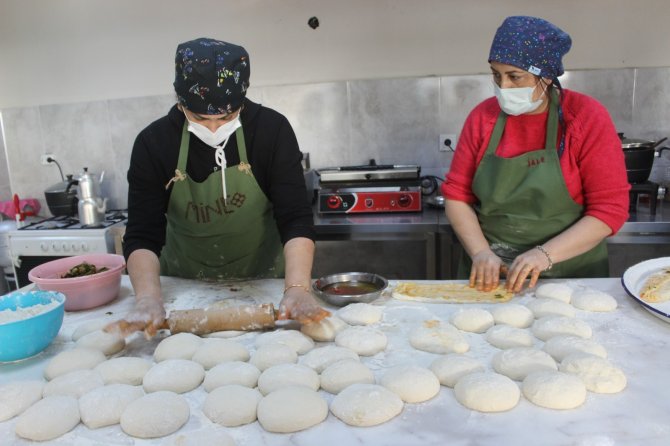 Bursa'da 10 çeşit otla yapılan pide şifa dağıtıyor