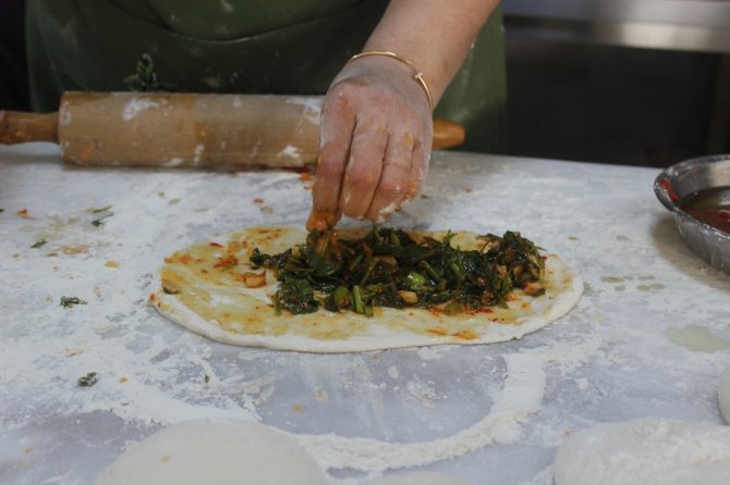 Bursa'da 10 çeşit otla yapılan pide şifa dağıtıyor