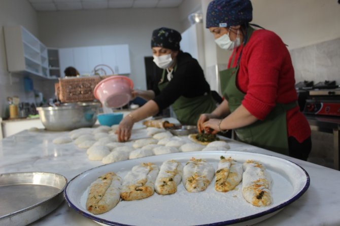 Bursa'da 10 çeşit otla yapılan pide şifa dağıtıyor