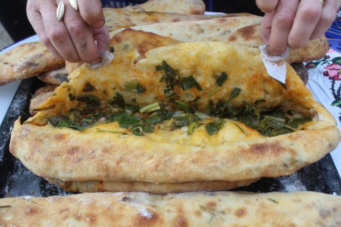 Bursa'da 10 çeşit otla yapılan pide şifa dağıtıyor