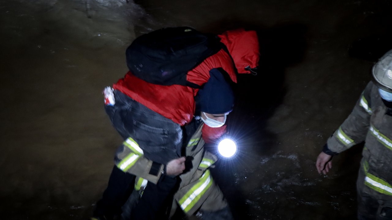 Bursa'da polislerin kovaladığı otomobil dereye uçtu