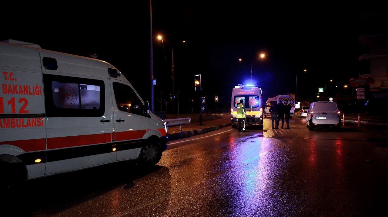 Bursa'da polislerin kovaladığı otomobil dereye uçtu