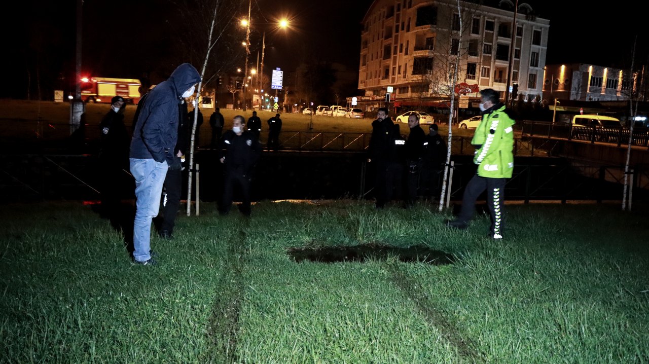 Bursa'da polislerin kovaladığı otomobil dereye uçtu
