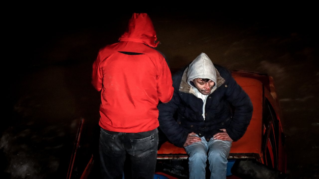 Bursa'da polislerin kovaladığı otomobil dereye uçtu