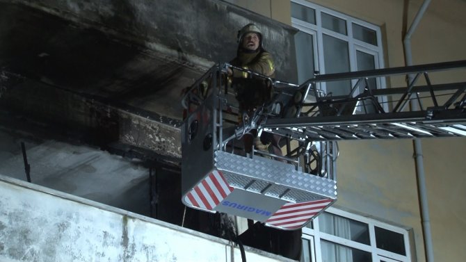 Elektrikli ısıtıcıyı açık unutup uyuyan vatandaş alevlere uyandı