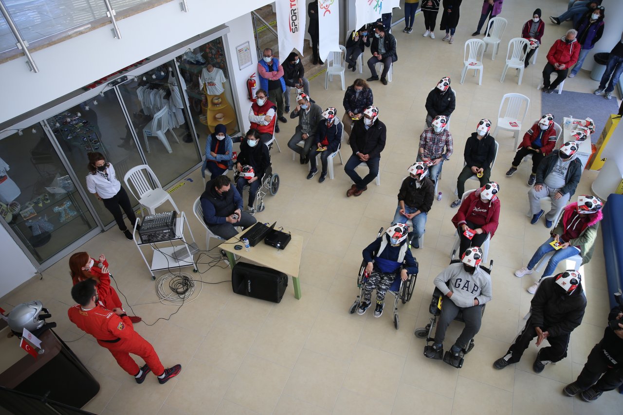 Engelli öğrencilere ralli pilotları sürprizi! "Trafikte güvenlik" eğitimi verildi