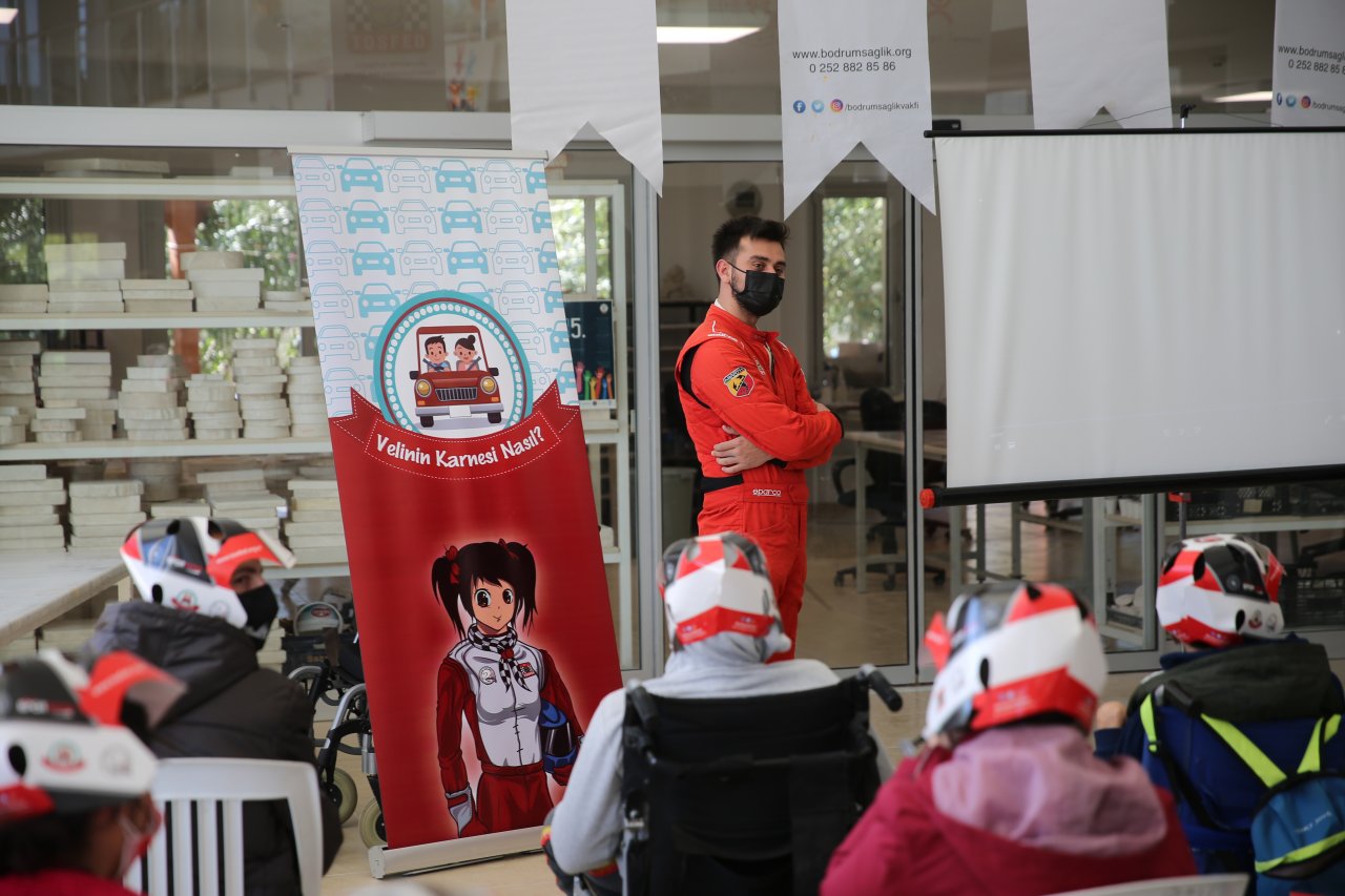 Engelli öğrencilere ralli pilotları sürprizi! "Trafikte güvenlik" eğitimi verildi