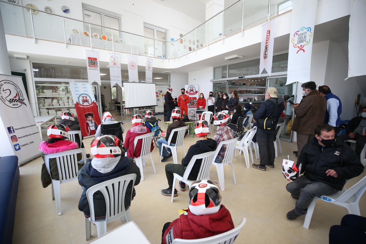 Engelli öğrencilere ralli pilotları sürprizi! "Trafikte güvenlik" eğitimi verildi