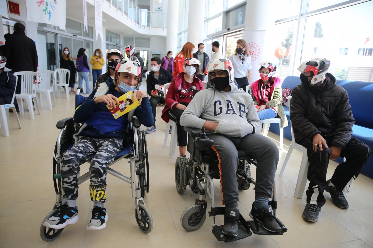 Engelli öğrencilere ralli pilotları sürprizi! "Trafikte güvenlik" eğitimi verildi