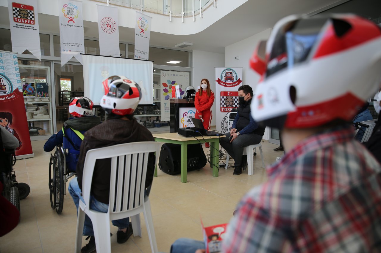 Engelli öğrencilere ralli pilotları sürprizi! "Trafikte güvenlik" eğitimi verildi