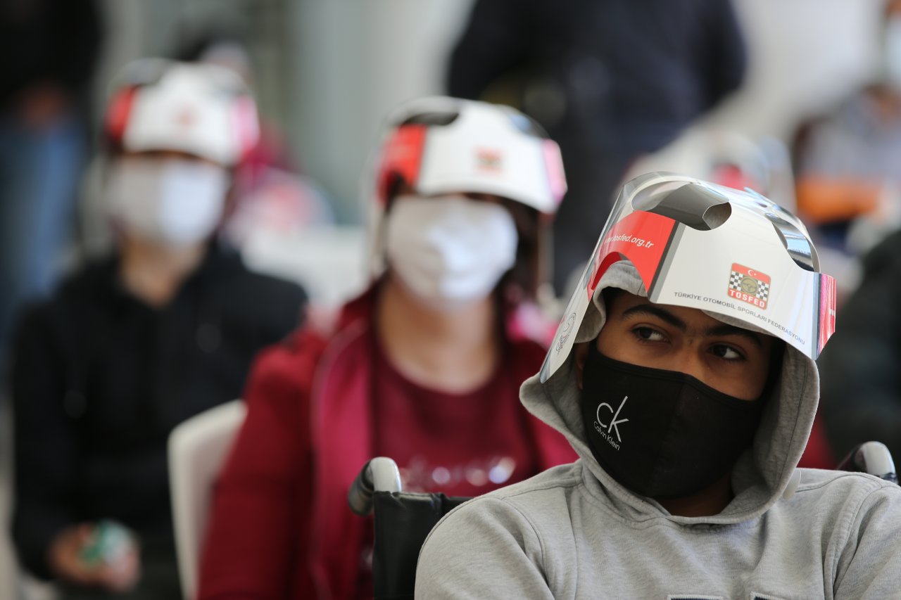 Engelli öğrencilere ralli pilotları sürprizi! "Trafikte güvenlik" eğitimi verildi