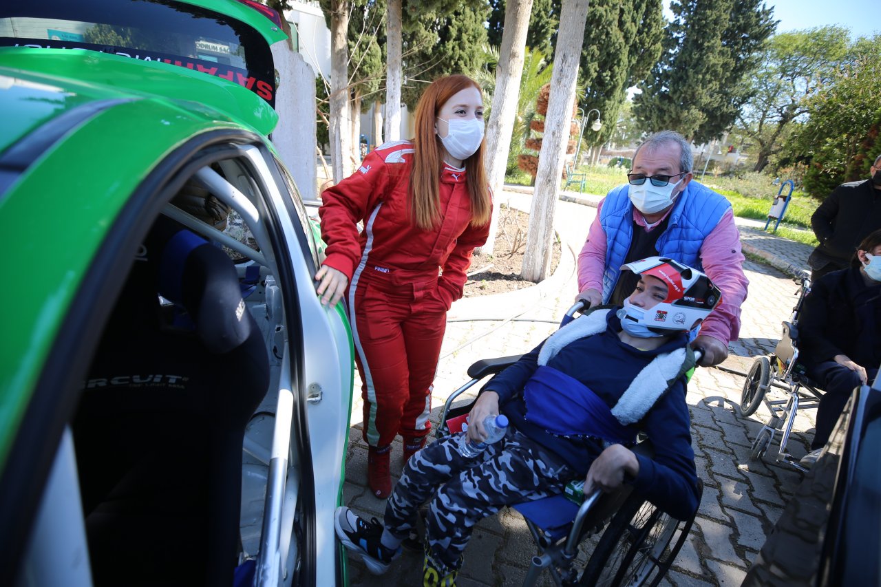 Engelli öğrencilere ralli pilotları sürprizi! "Trafikte güvenlik" eğitimi verildi