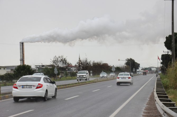 Fabrika bacasından çıkan dumanlardan ilçedeki insanlar rahatsız oluyor