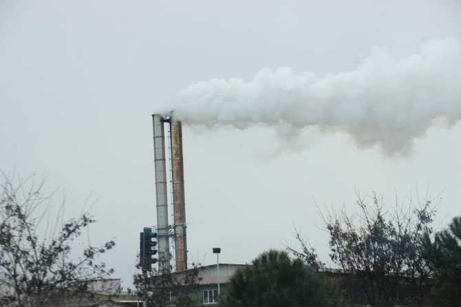 Fabrika bacasından çıkan dumanlardan ilçedeki insanlar rahatsız oluyor