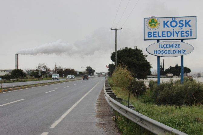 Fabrika bacasından çıkan dumanlardan ilçedeki insanlar rahatsız oluyor