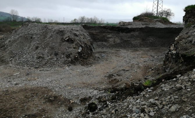 Irmak yatağından kaçak kum i