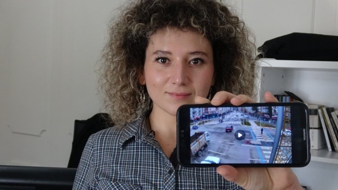 Karşıya geçmek için yaya geçidini kullanan kedi görenleri gülümsetti