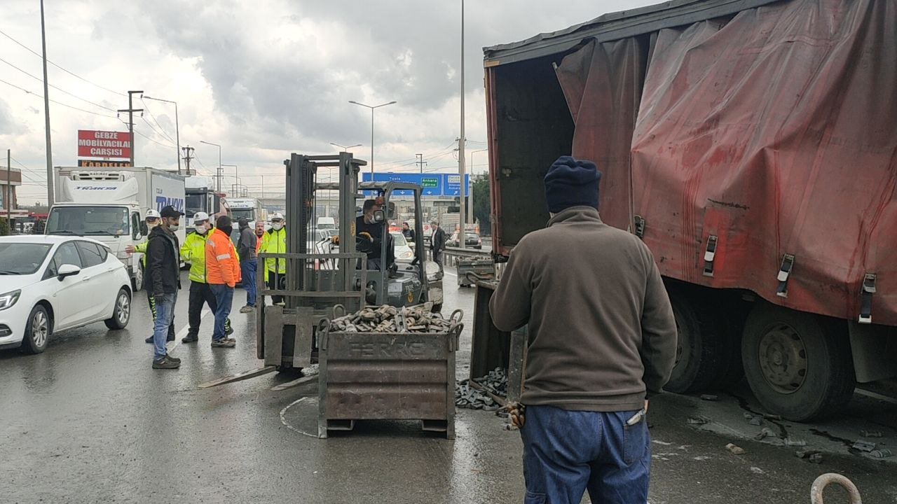 Kocaeli'de otomobil parçaları yüklü kamyon ve otomobil çarpıştı: Ulaşımda aksama yaşandı