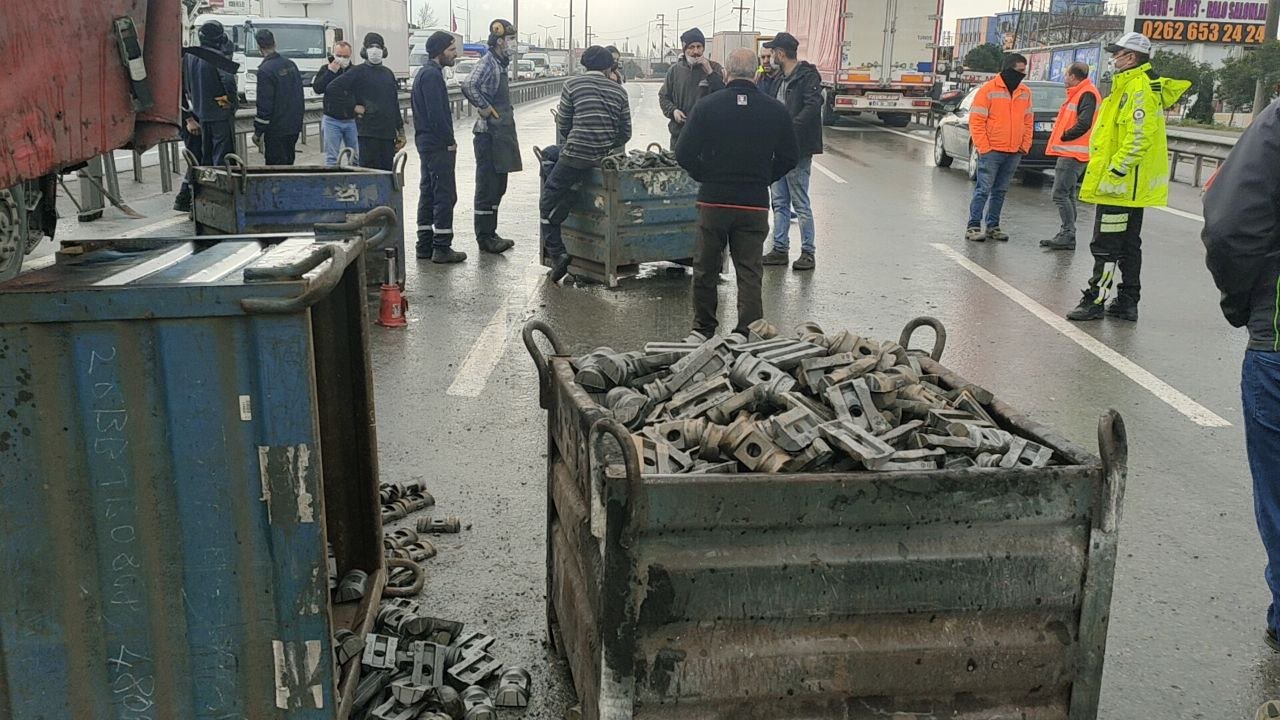 Kocaeli'de otomobil parçaları yüklü kamyon ve otomobil çarpıştı: Ulaşımda aksama yaşandı