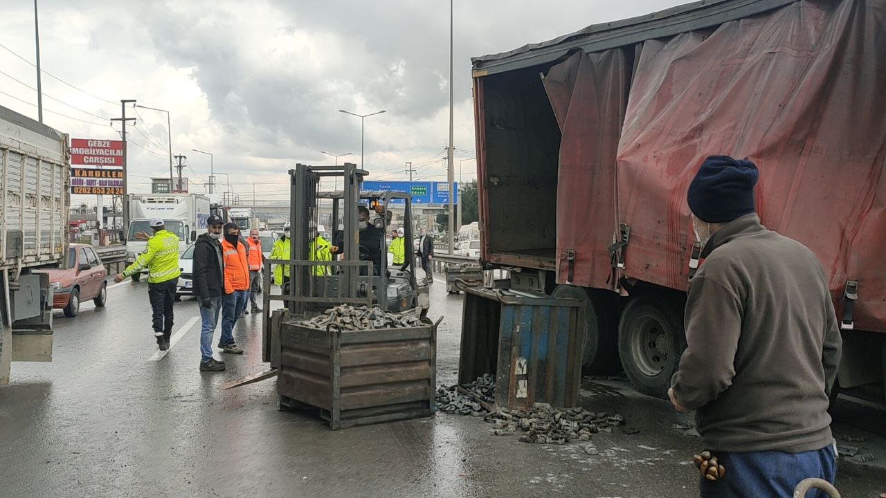 Kocaeli'de otomobil parçaları yüklü kamyon ve otomobil çarpıştı: Ulaşımda aksama yaşandı