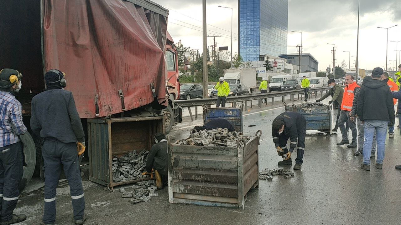 Kocaeli'de otomobil parçaları yüklü kamyon ve otomobil çarpıştı: Ulaşımda aksama yaşandı