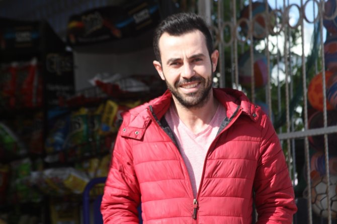 Market sahiplerinin dondurma dolabı mücadelesi! Rüzgarda sürüklenen dolabı zor tuttular