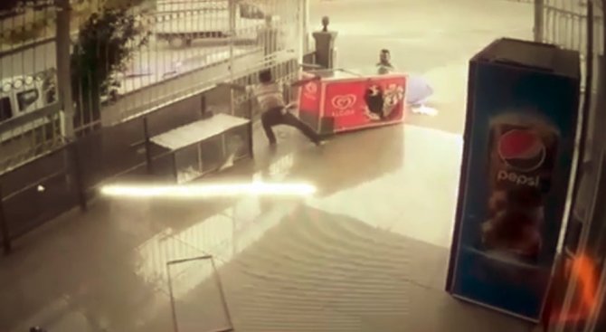 Market sahiplerinin dondurma dolabı mücadelesi! Rüzgarda sürüklenen dolabı zor tuttular