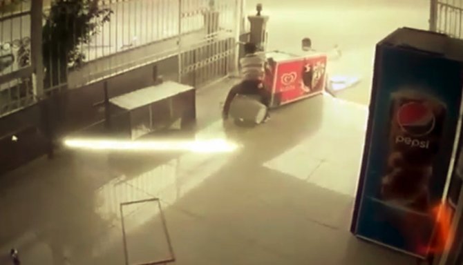 Market sahiplerinin dondurma dolabı mücadelesi! Rüzgarda sürüklenen dolabı zor tuttular