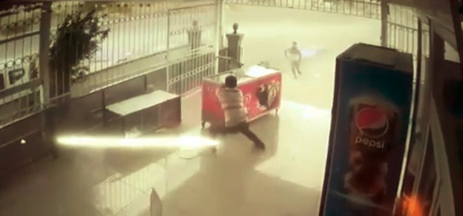 Market sahiplerinin dondurma dolabı mücadelesi! Rüzgarda sürüklenen dolabı zor tuttular