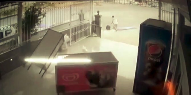 Market sahiplerinin dondurma dolabı mücadelesi! Rüzgarda sürüklenen dolabı zor tuttular