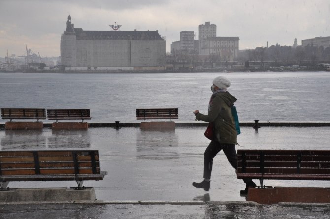 Meteoroloji uyardı, İstanbullular doluya uyandı