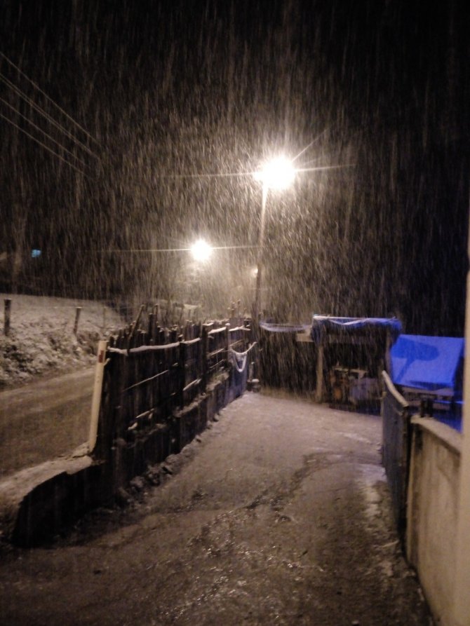 Nisan ayında kış geri döndü, Kastamonu’da kar yağışı etkili oluyor
