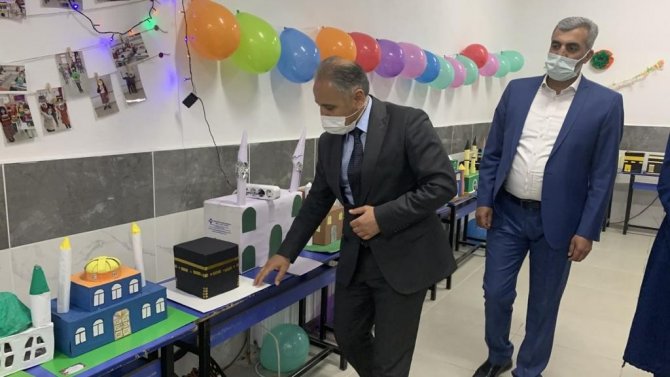 Öğrenciler atık malzemelerden yaptıkları eserleri sergiledi