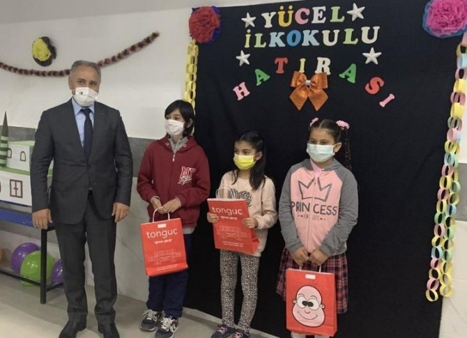 Öğrenciler atık malzemelerden yaptıkları eserleri sergiledi