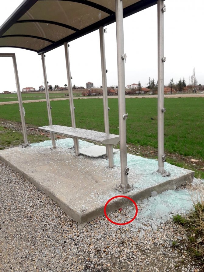 Otobüs durağında maganda kurşunu, O anda yolcunun olmaması can kaybını önledi