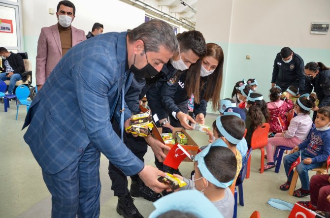 Polislerden minik öğrencilere sürpriz! Birlikte film izlediler