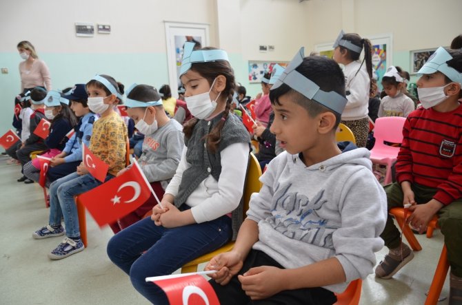 Polislerden minik öğrencilere sürpriz! Birlikte film izlediler