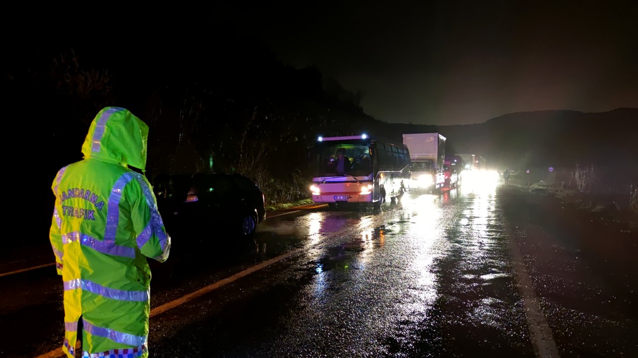 Sağanak yağışlar kaza getirdi! Bursa'da kontrolden çıkan tır ulaşımın aksamasına neden oldu