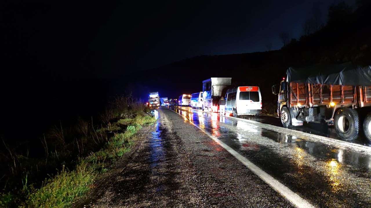 Sağanak yağışlar kaza getirdi! Bursa'da kontrolden çıkan tır ulaşımın aksamasına neden oldu