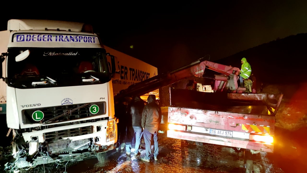 Sağanak yağışlar kaza getirdi! Bursa'da kontrolden çıkan tır ulaşımın aksamasına neden oldu