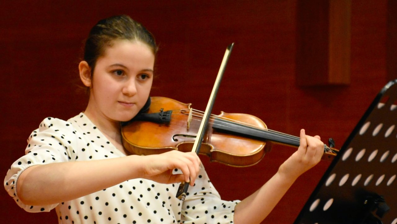 11 yaşındaki Elif keman yeteneğiyle umut veriyor "İz bırakan bir sanatçı olmak istiyorum"