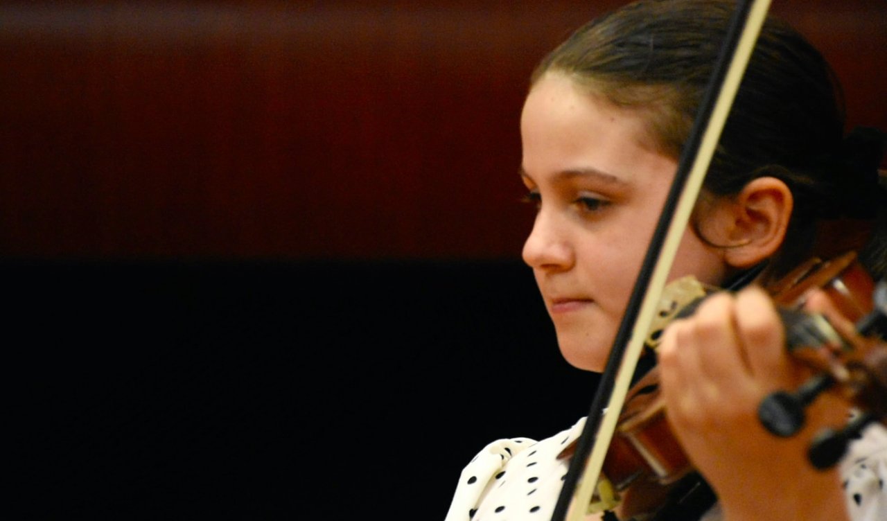 11 yaşındaki Elif keman yeteneğiyle umut veriyor "İz bırakan bir sanatçı olmak istiyorum"