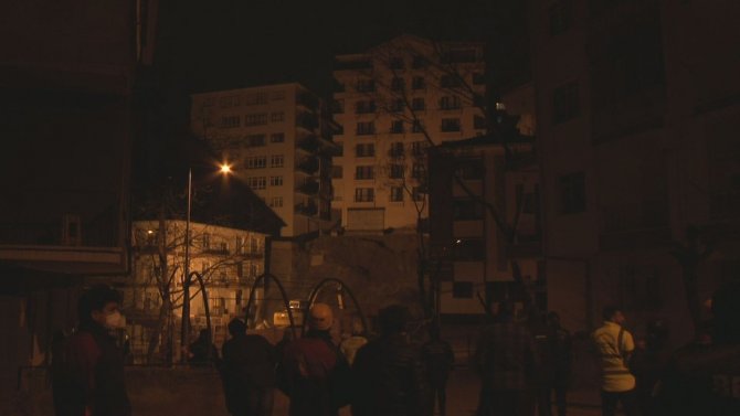 Ankara’da korku dolu anlar! İstinat duvarı çöktü, 11 daireli binanın temeli kaydı