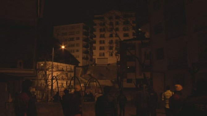 Ankara’da korku dolu anlar! İstinat duvarı çöktü, 11 daireli binanın temeli kaydı