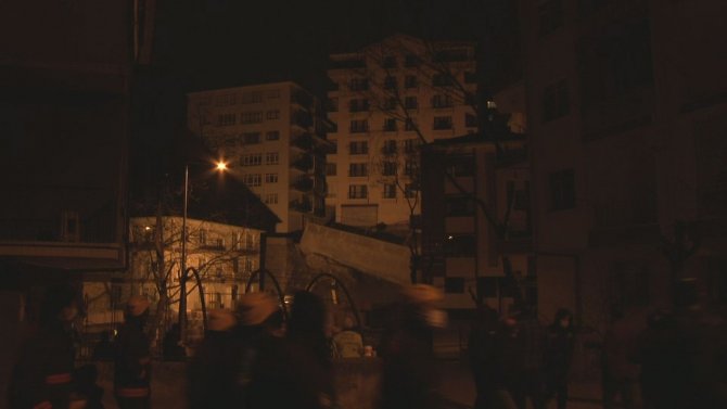 Ankara’da korku dolu anlar! İstinat duvarı çöktü, 11 daireli binanın temeli kaydı